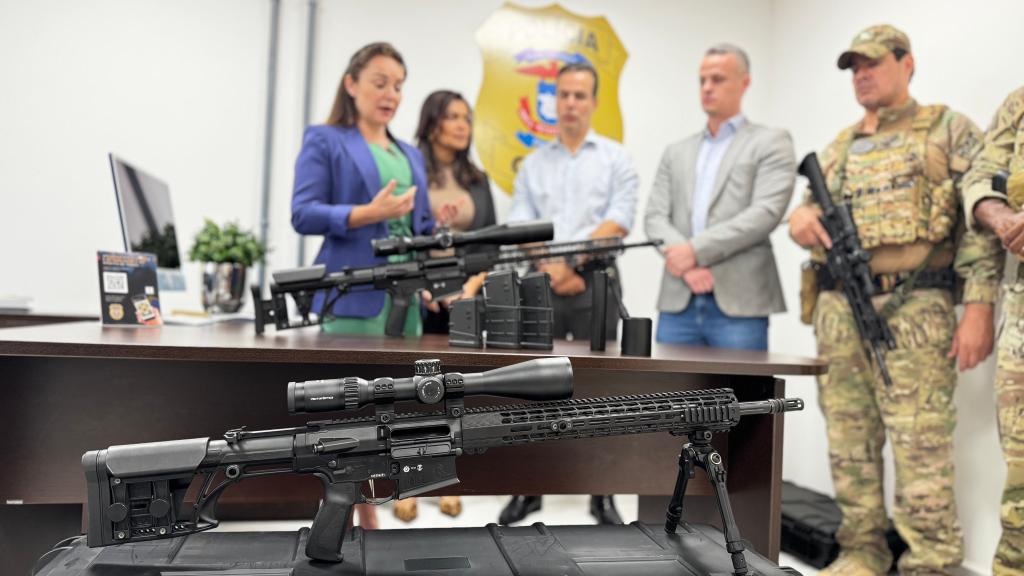 Polícia Civil entrega fuzis T10 para snipers da Gerência de Operações Especiais - 